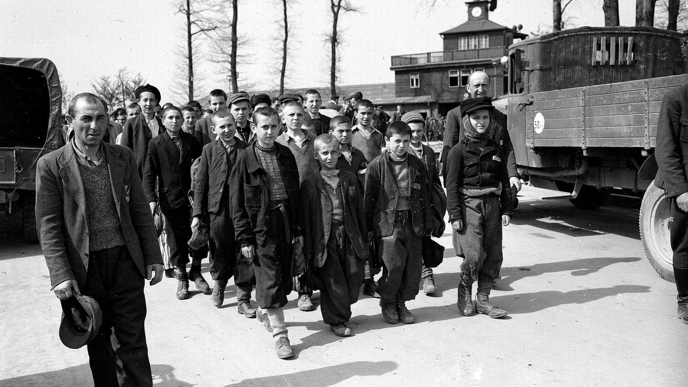 Questa foto nell'aprile del 1945 mostra bambini e altri prigionieri liberati dal 3° esercito americano in marcia dal campo di concentramento di Buchenwald vicino a Weimar, in Germania.