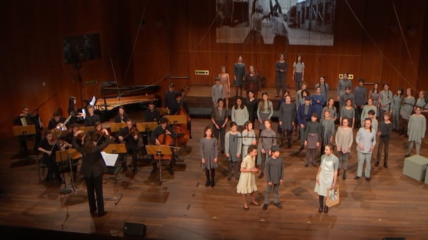 La Direttrice Brunella Clerici con il Coro Clairière e l'Ensemble strumentale del Conservatorio della Svizzera italiana per "Brundibár"