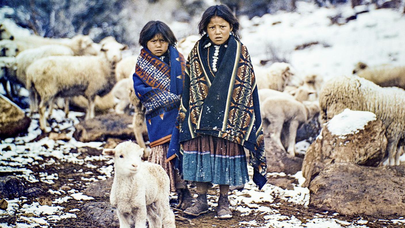 Questa foto è stata fornita da Barry & Peggy Goldwater Foundation, due giovani ragazze Navajo,che Barry Goldwater ha preso nel 1946 vicino alla montagna Navajo in Arizona.