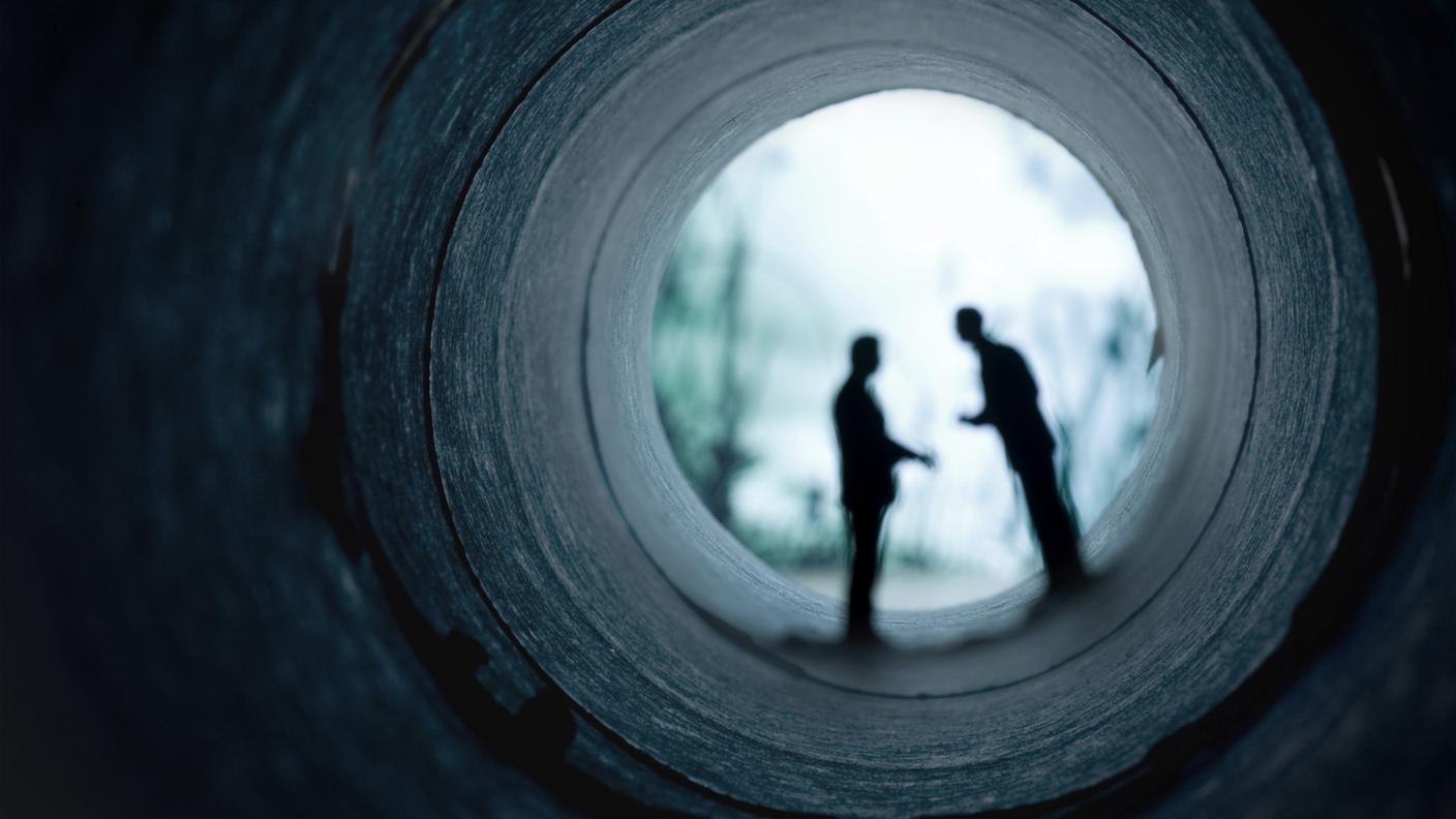 iStock-Sussurrare, Persone, Parlare, Adulto, Uomini