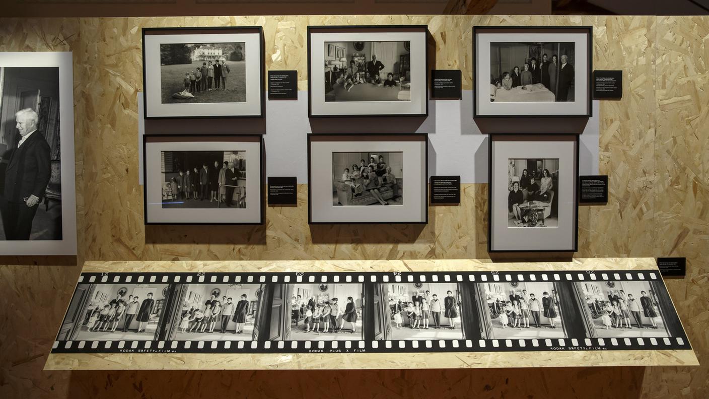 Una visione generale delle immagini realizzate dal fotografo Yves Debraine durante l'anteprima stampa della mostra fotografica "Chaplin Personal 1952-1973".