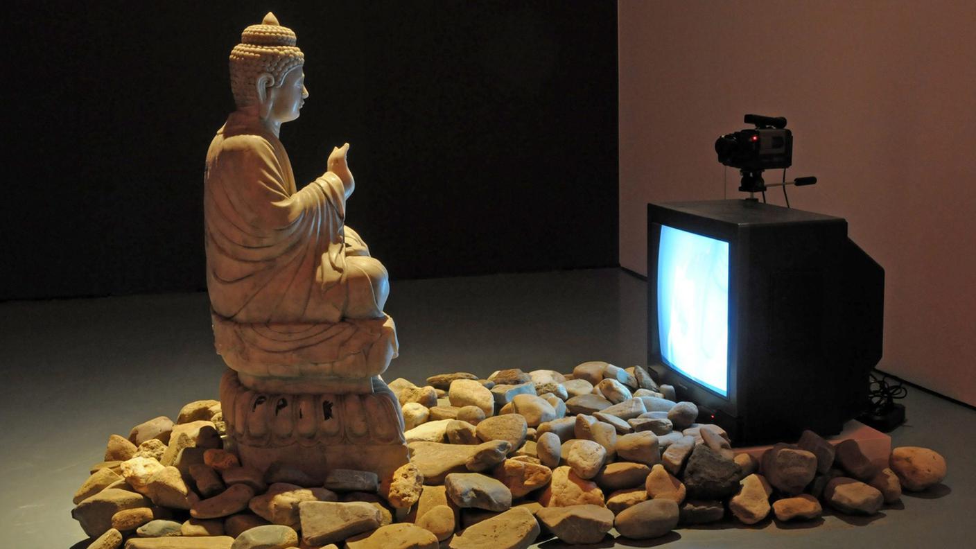 L'installazione video "Buddha Duchamp Beuys 1989" di Nam June Paik, uno dei pionieri della Videoart (Kunstpalast Museum di Düsseldorf, 2010)