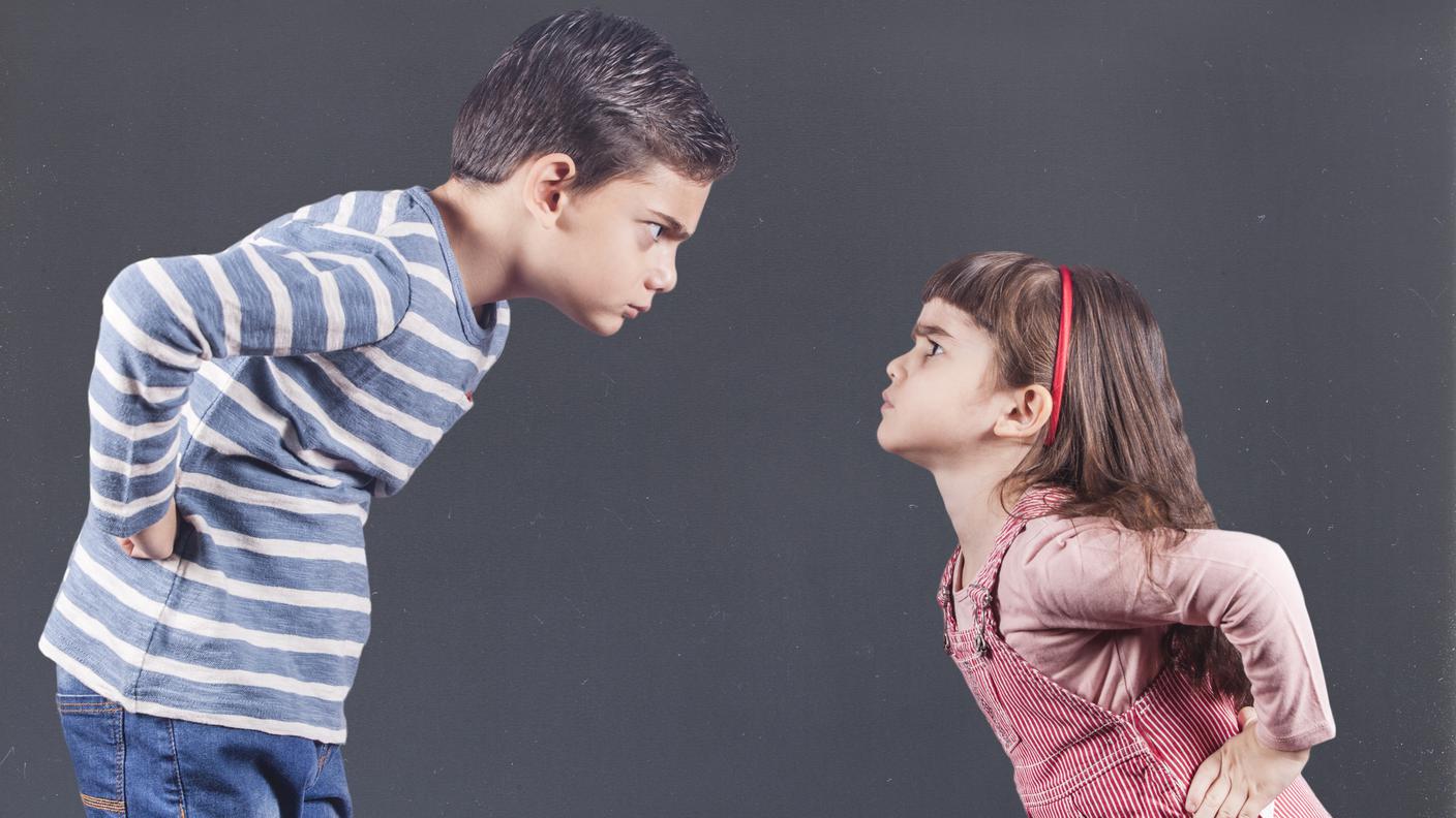 Fratello e sorella che litigano
