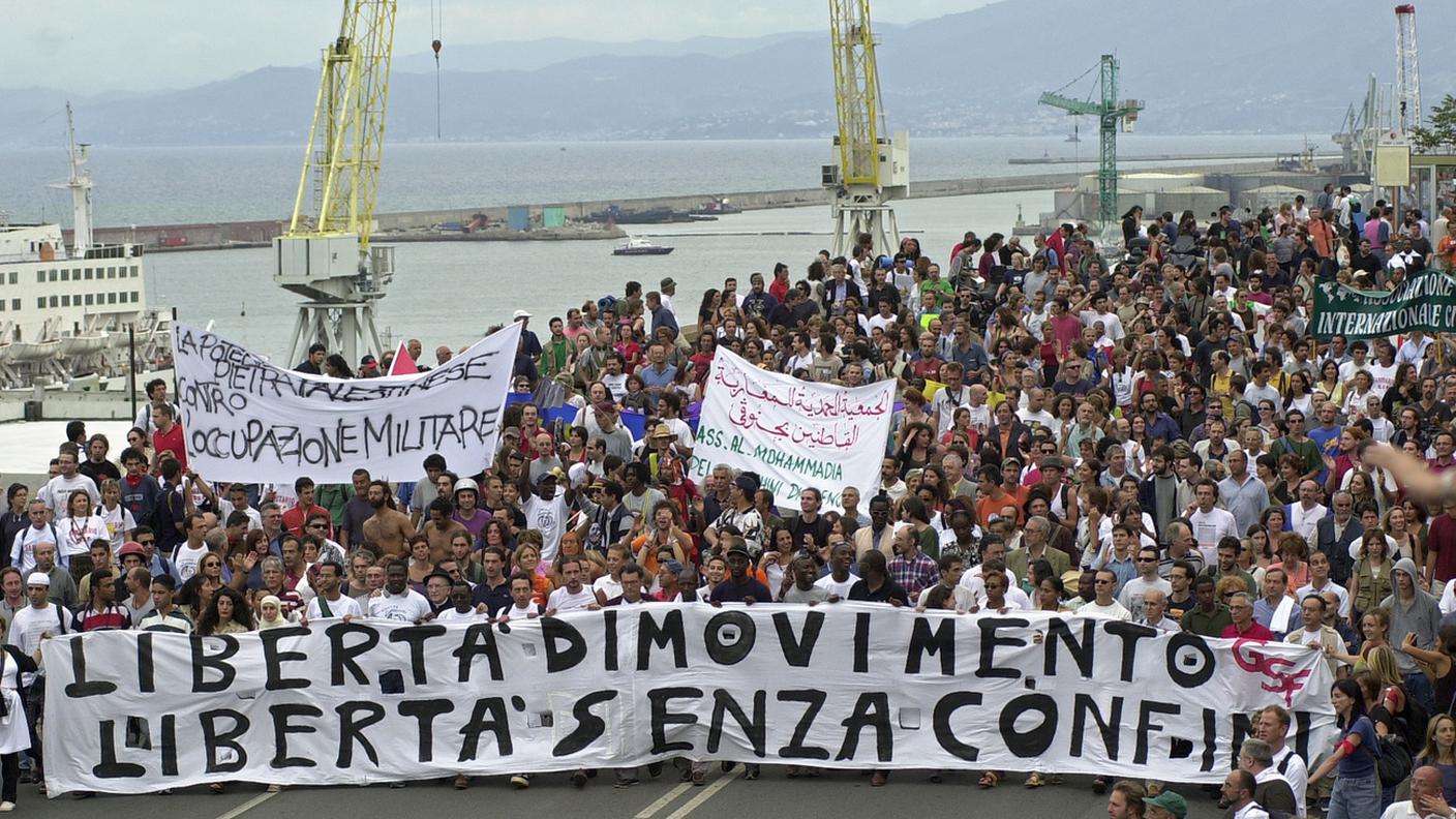 Manifestanti al G8 di Genova, luglio 2001