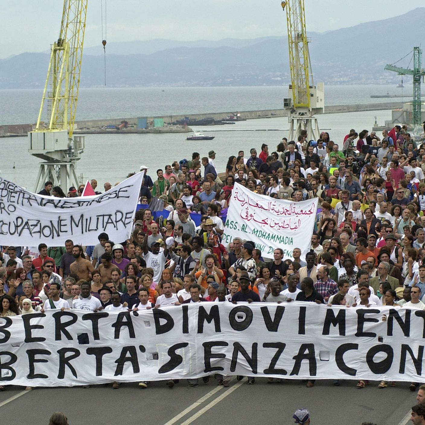 Manifestanti al G8 di Genova, luglio 2001