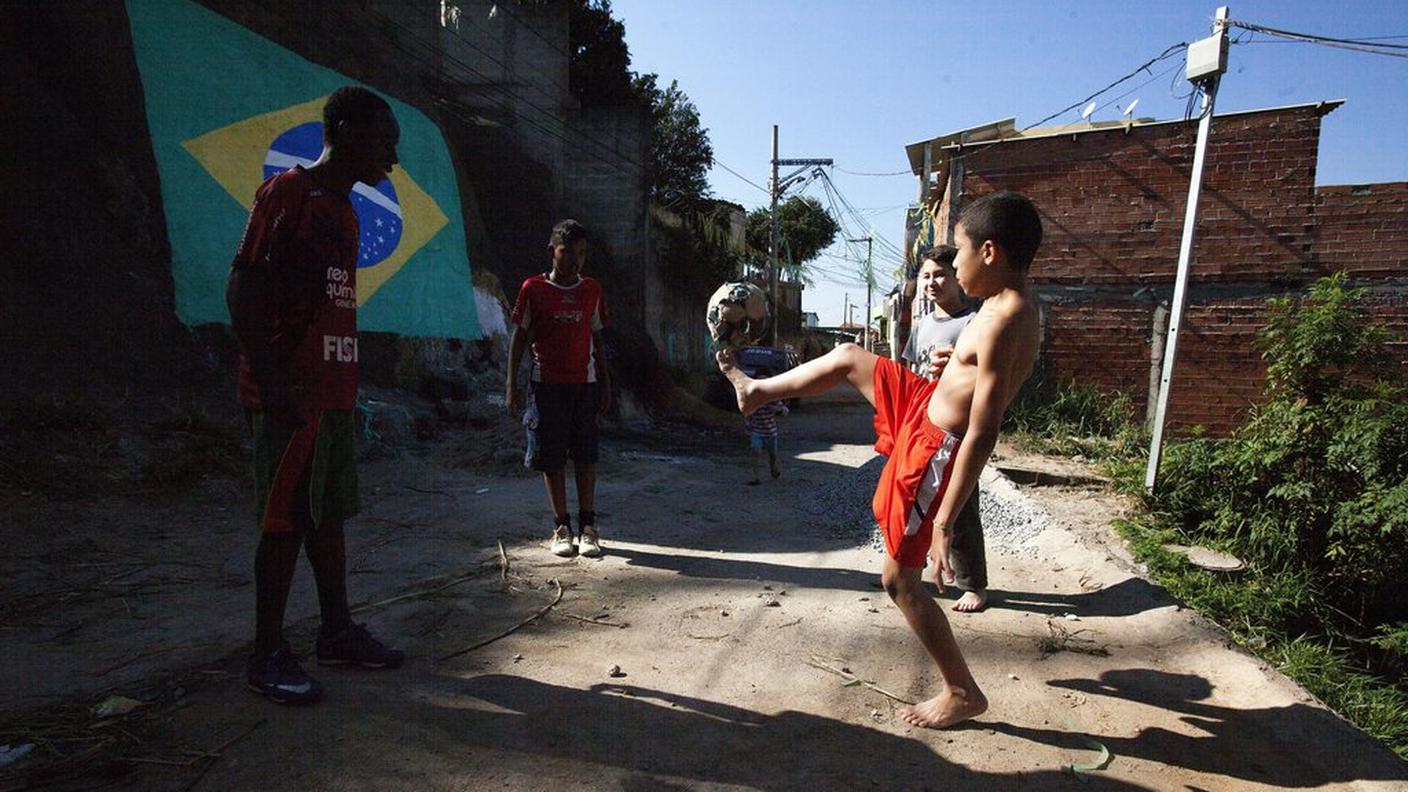 ky_brasile_povertà_bambini_calcio.JPG