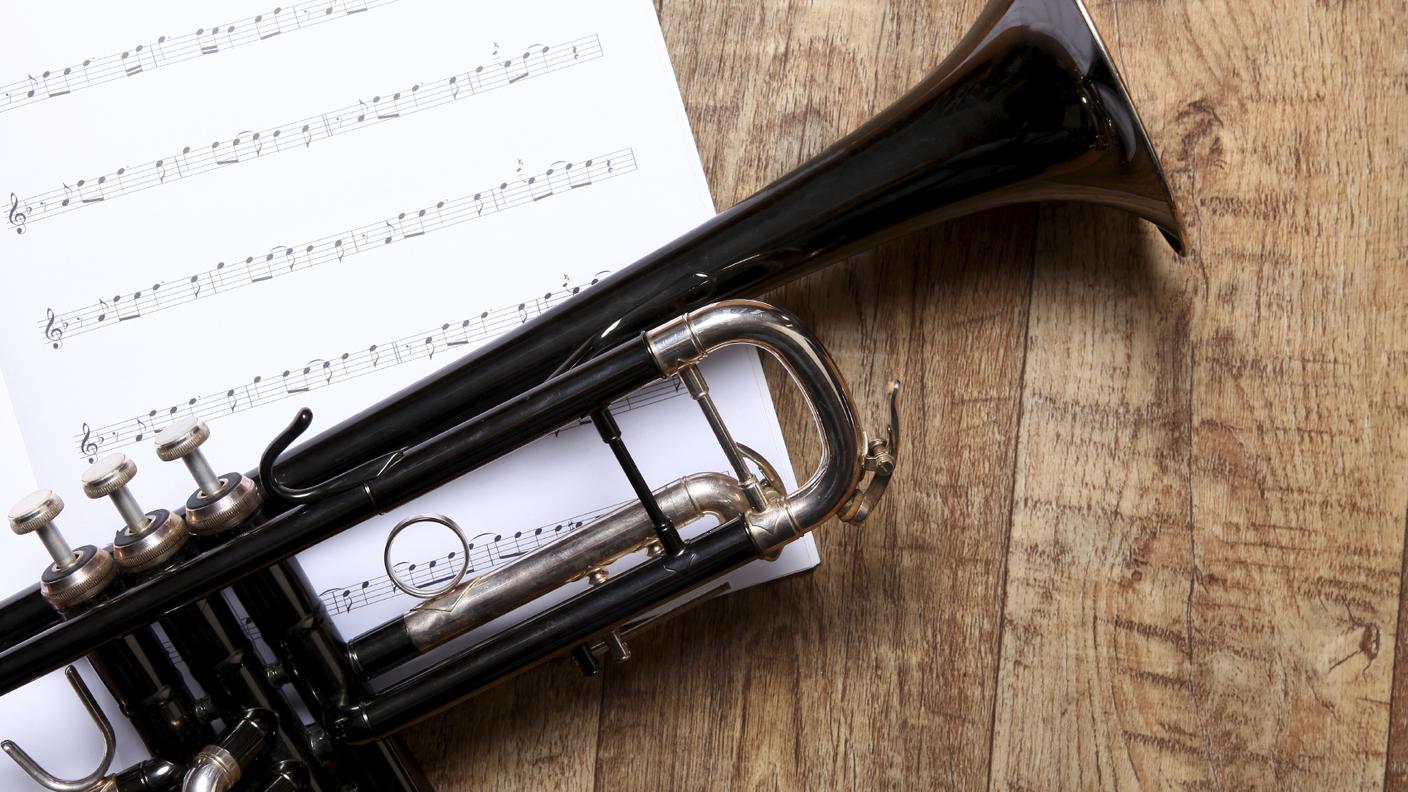 iStock_jazz_tromba_spartito_musica.jpg