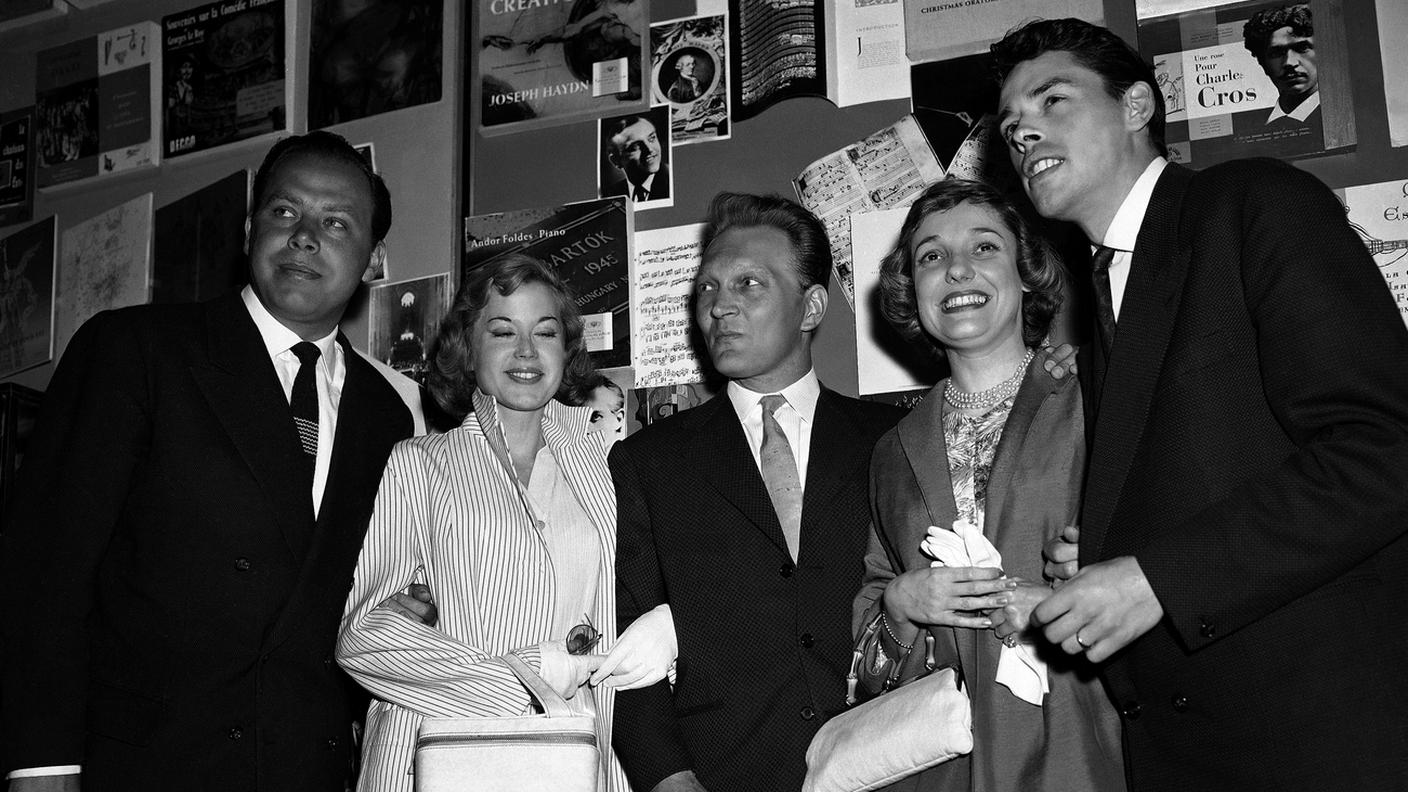 Da sinistra: Edmund Zacharias, Mathe Altery, Jean Bertola, Carline e Jacques Brel al Théâtre des Champs-Élysées, 1957