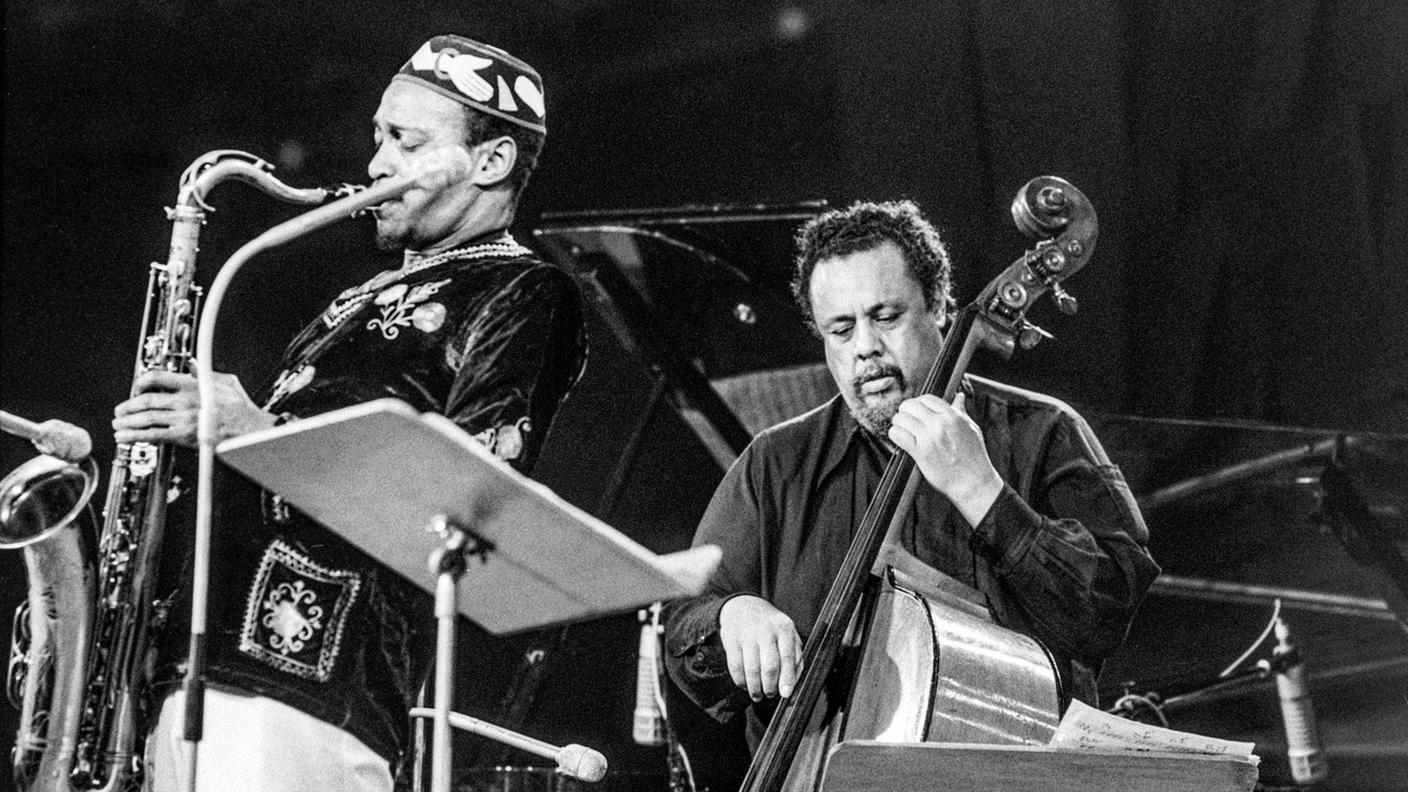 Il contrabbassista Charles Mingus con il sassofonista George Adams al Jazz Festival di Montreux nel luglio del 1975