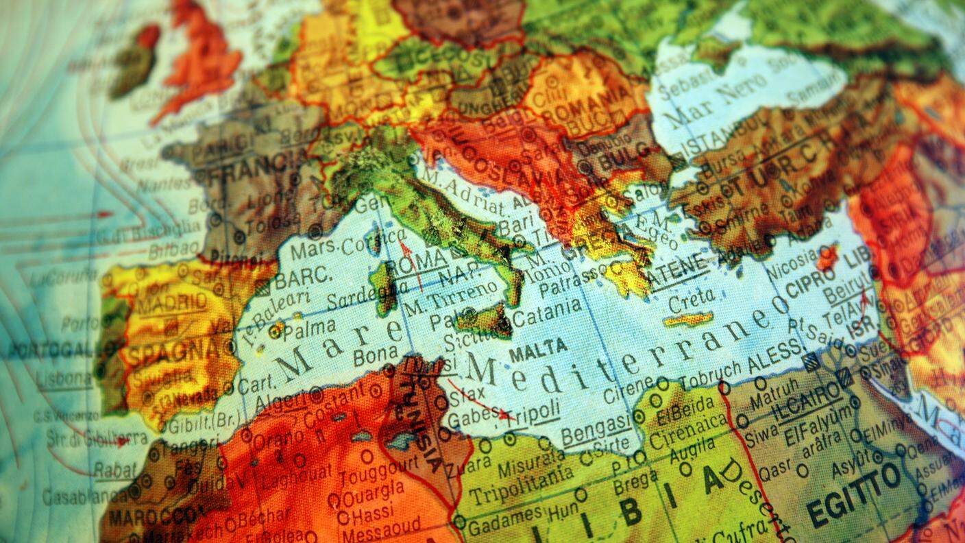 iStock-Carta geografica, Globo terrestre, Valuta dell'Unione Europea, Mar Mediterraneo, Europa - Continente
