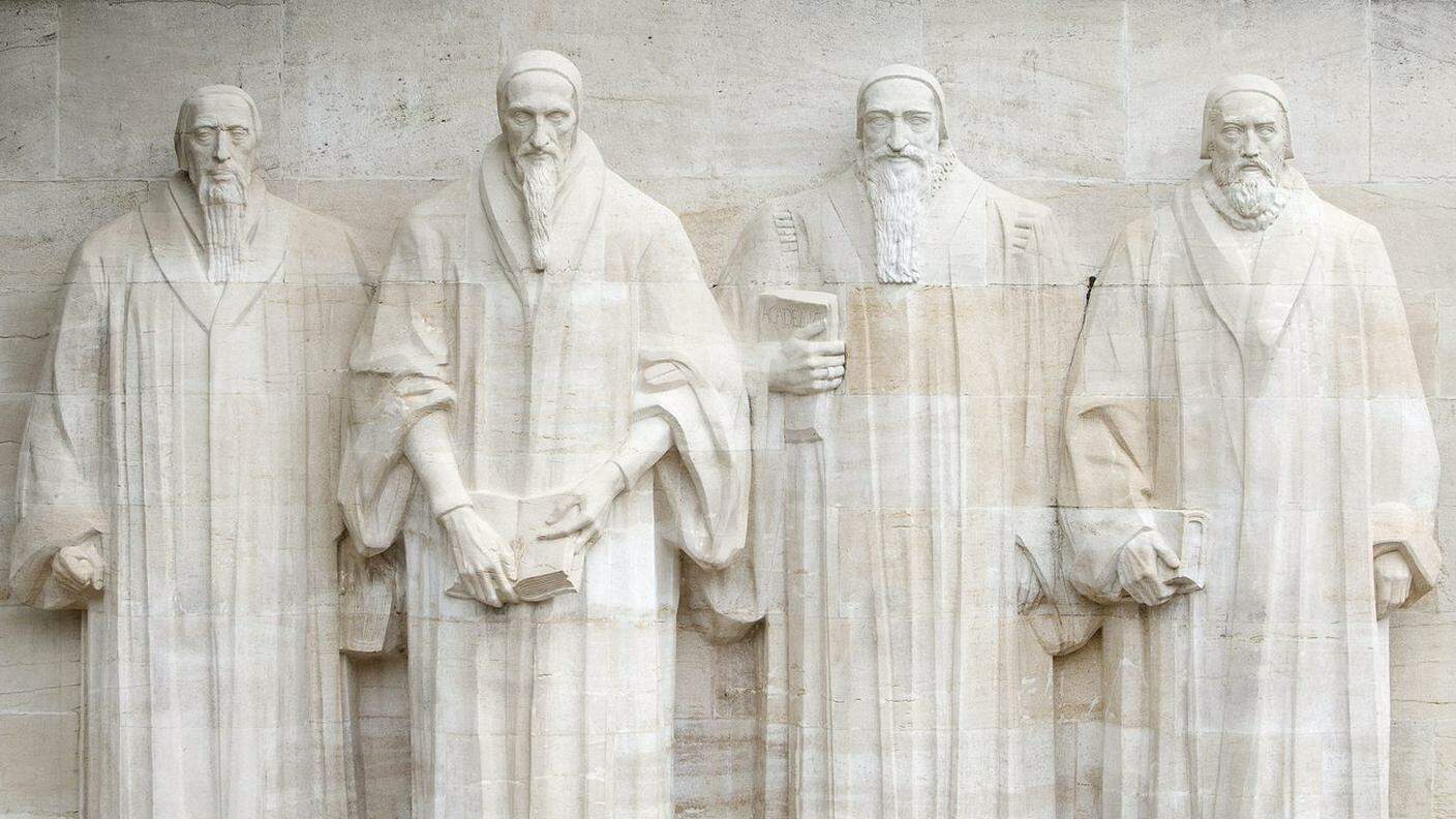 Una vista del muro di riforma. Da sinistra a destra con le statue di William Farel, Giovanni Calvino, Theodore de Beze e Giovanni Knox, a Bastion Park di Ginevra.