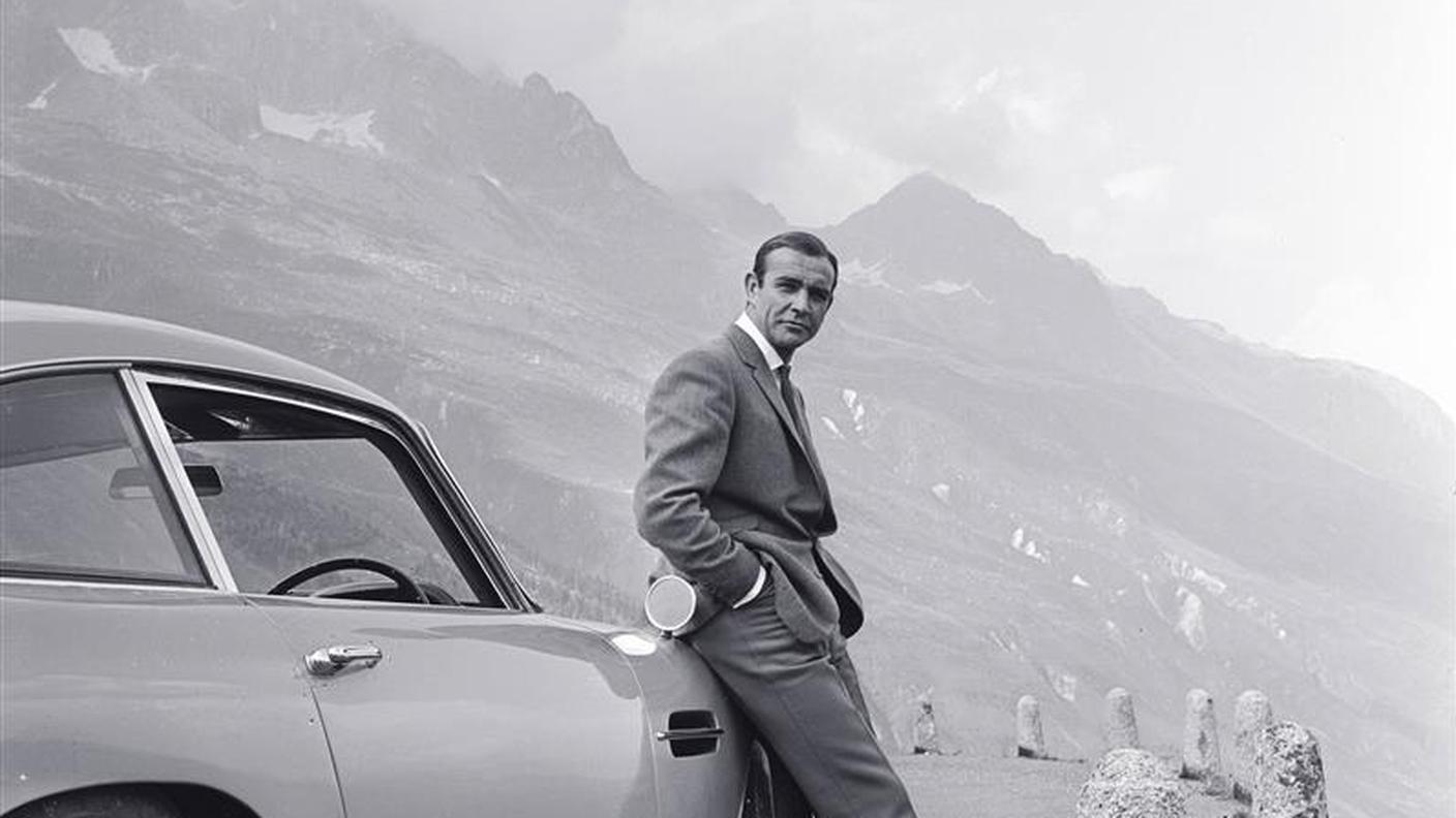 imago - Sean Connery con l'Aston Martin DB5 nelle Alpi svizzere durante le riprese del film "Goldfinger" - 1964