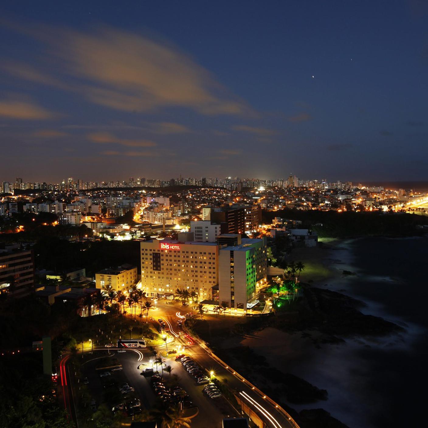 Immagine della città di Salvador de Bahia (Brasile) di notte