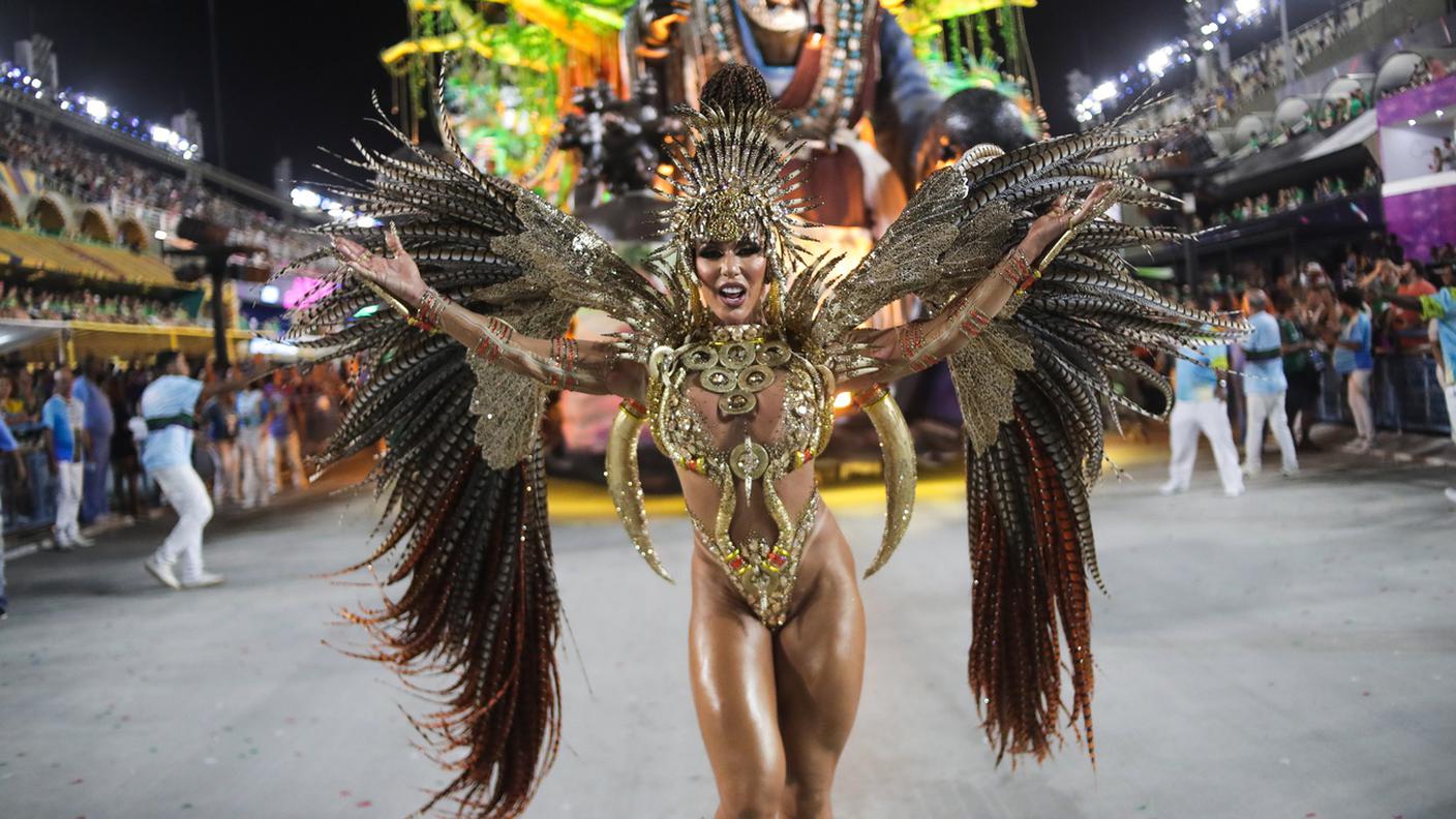Una ragazza balla la "Samba" durante una sfilata di carnevale al Sambodromo di Rio de Janeiro, Brasile