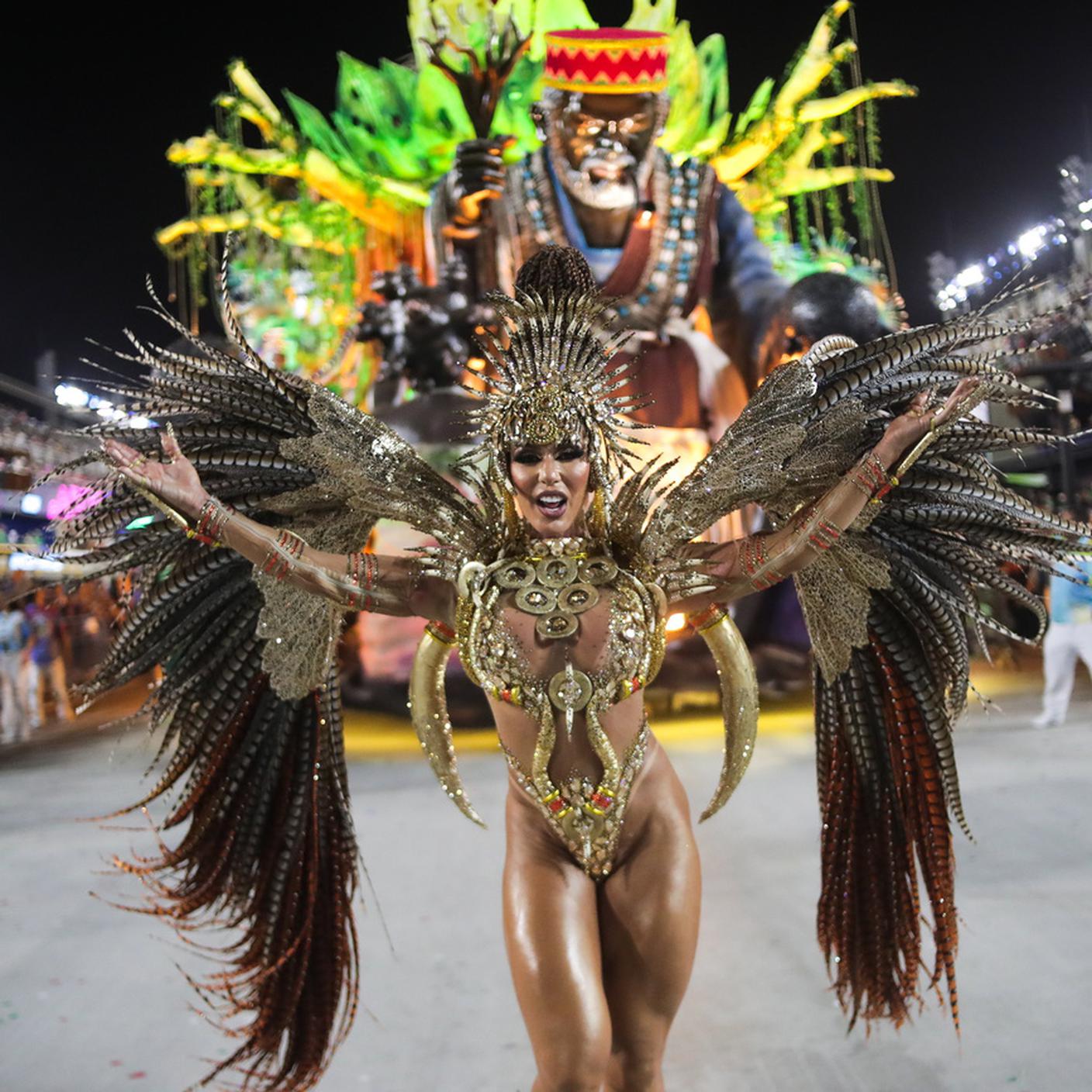 Una ragazza balla la "Samba" durante una sfilata di carnevale al Sambodromo di Rio de Janeiro, Brasile