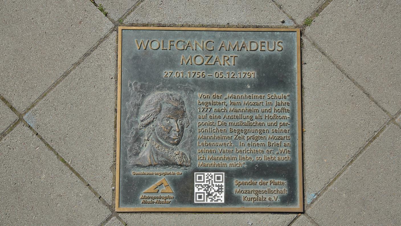 Gedenkplatte an Komponist und Musiker Wolfgang Amadeus Mozart in Mannheim.jpg