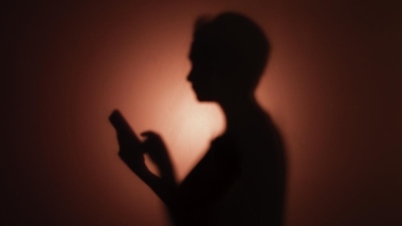 donna e cellulare.jpg