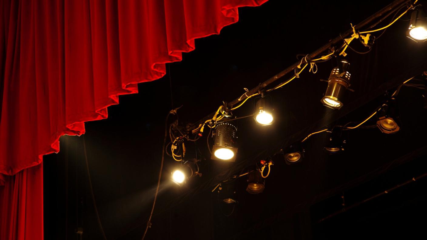 iStock_palco_luci_teatro_sipario.jpg