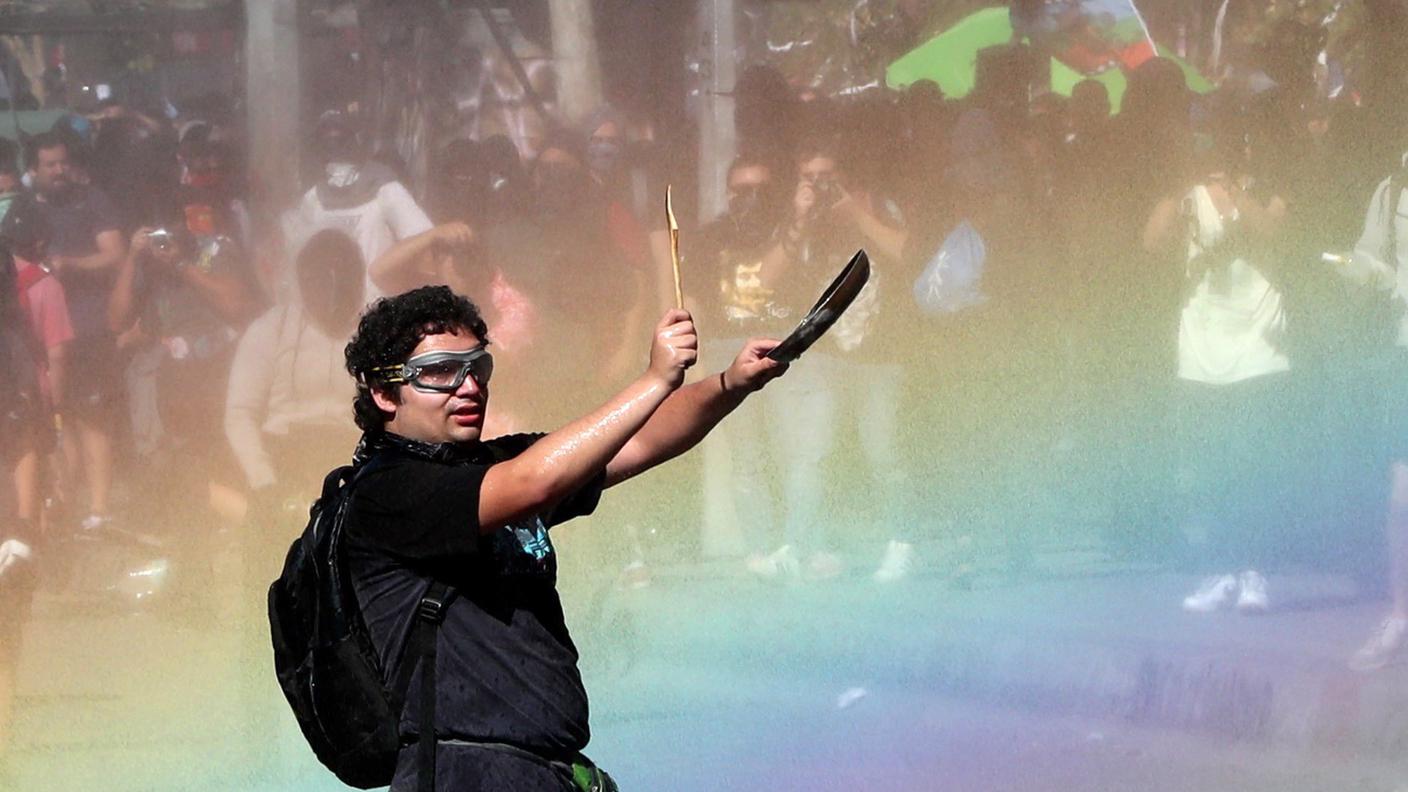 Cile: nuove proteste in tutto il Paese, disordini a Santiago