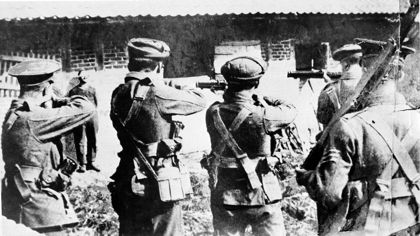 Una squadra di fuoco britannica si prepara a eseguire una spia tedesca da qualche parte in Gran Bretagna durante la Grande Guerra, data sconosciuta.