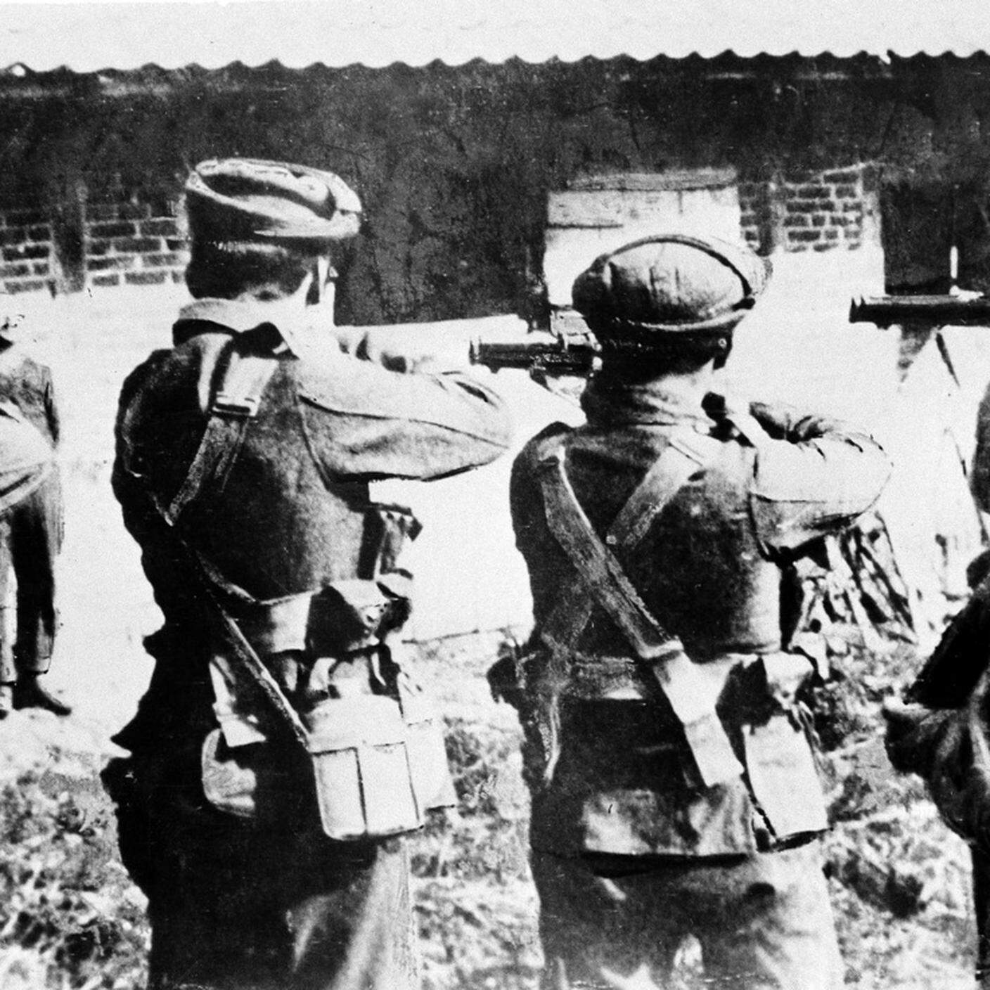Una squadra di fuoco britannica si prepara a eseguire una spia tedesca da qualche parte in Gran Bretagna durante la Grande Guerra, data sconosciuta.