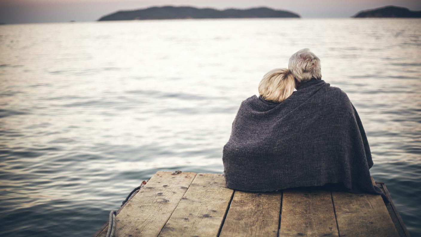 iStock_innamorati, anziani, lago, romantico