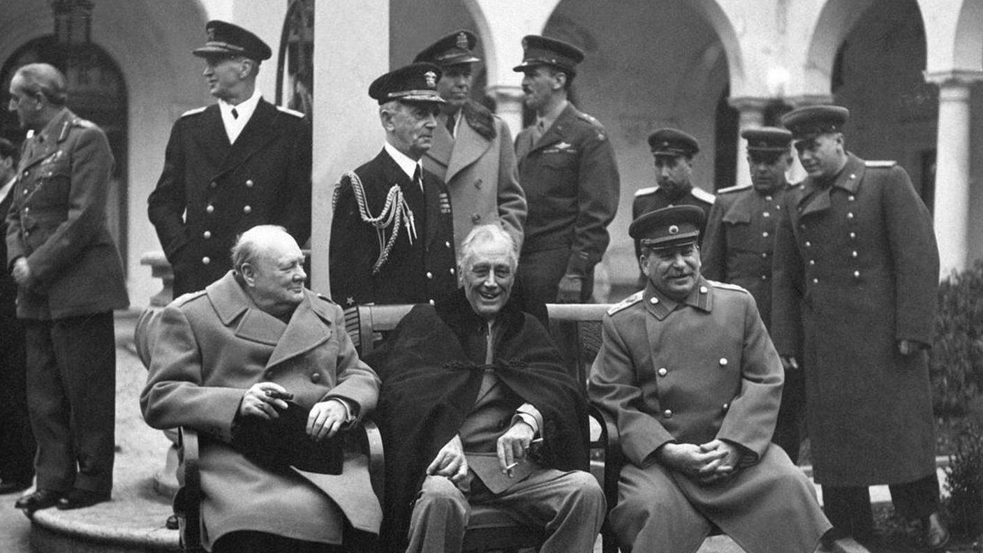 1093px-Yalta_Conference_(Churchill,_Roosevelt,_Stalin)_(B&W).jpg
