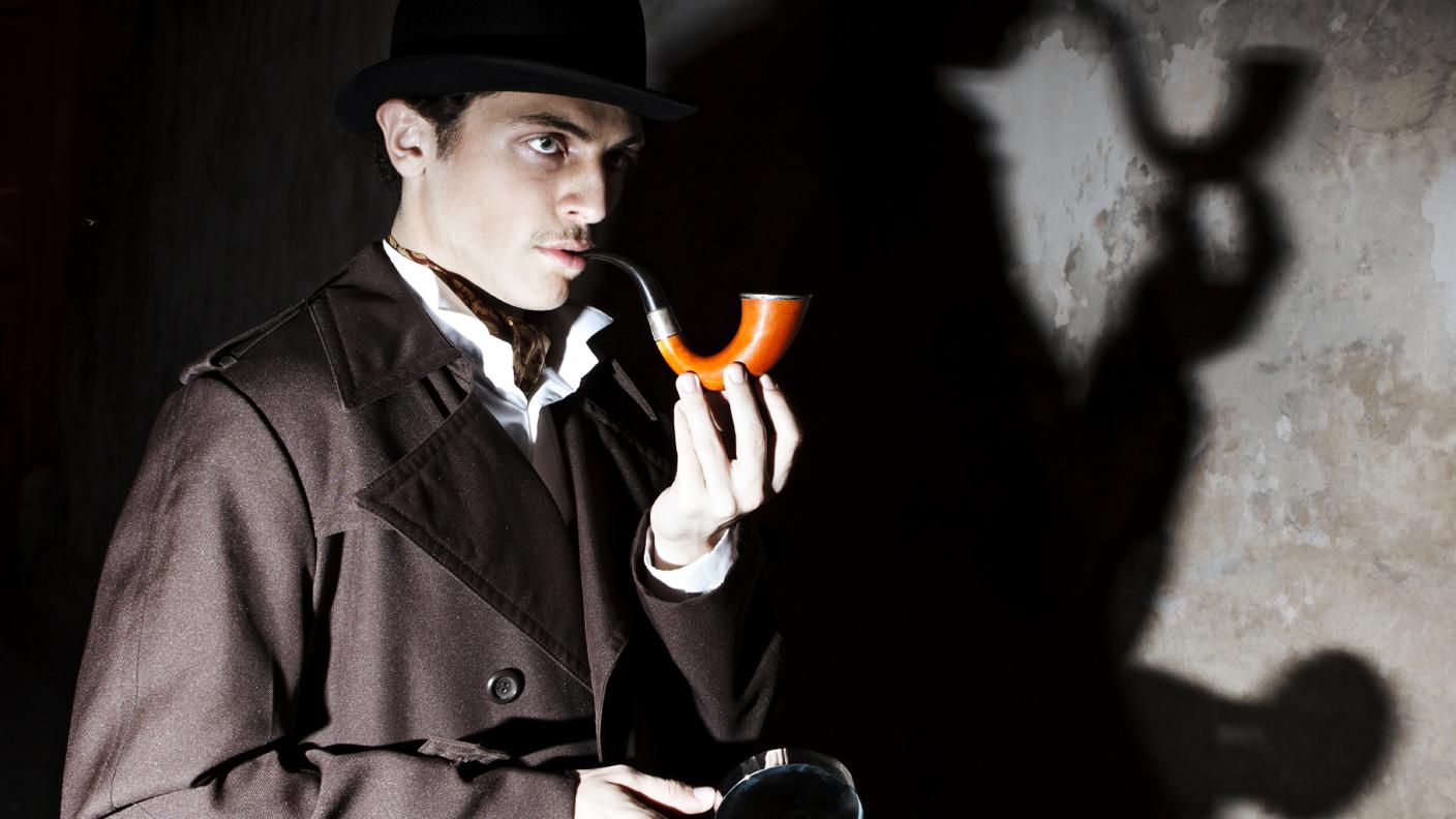 iStockSherlock Holmes, Investigatore, Spia, Uomini, Lente d'ingrandimento