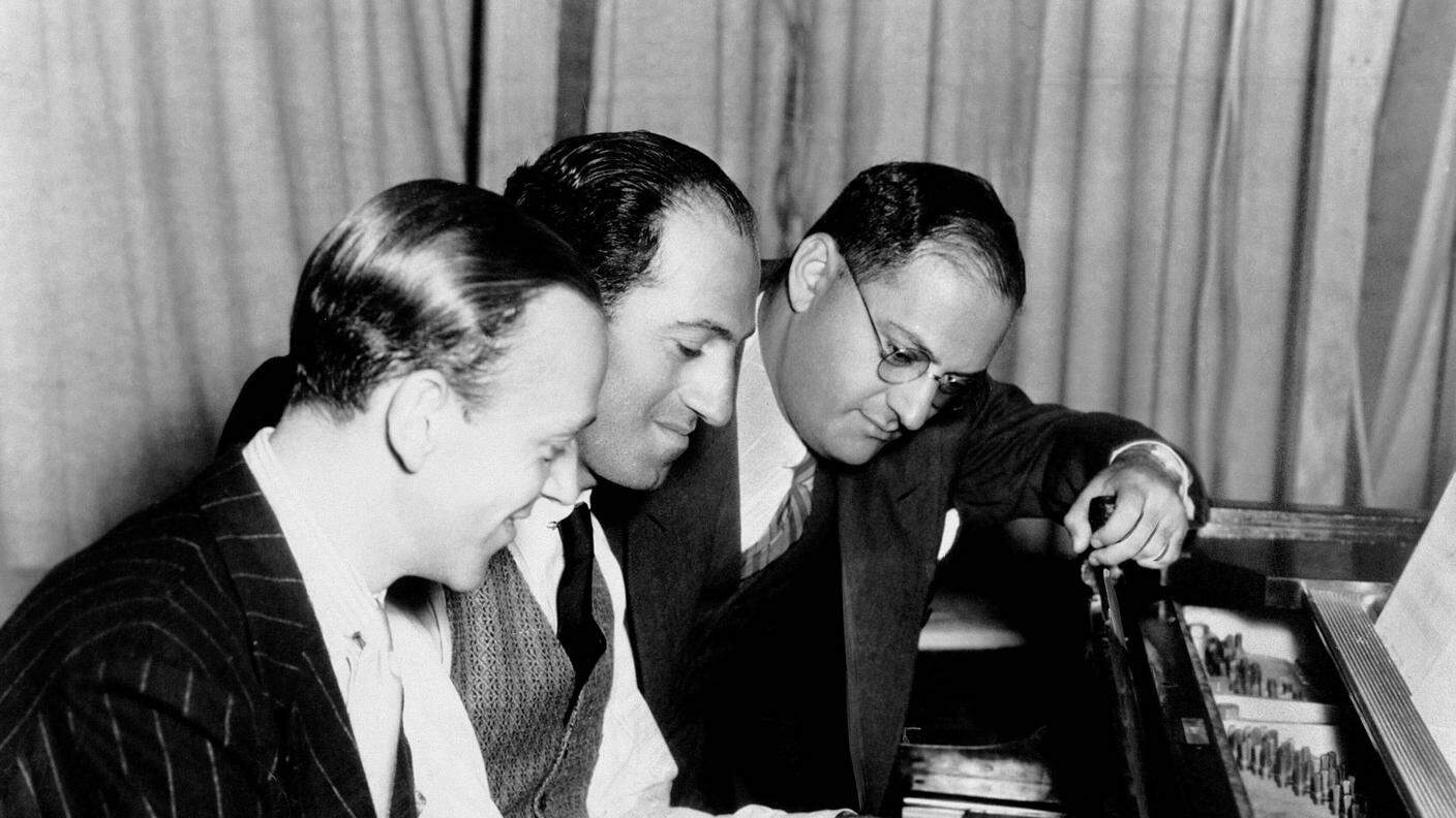 Fred Astaire, George Gershwin, Ira Gershwin, sul set, primavera 1937, Courtesy Everett