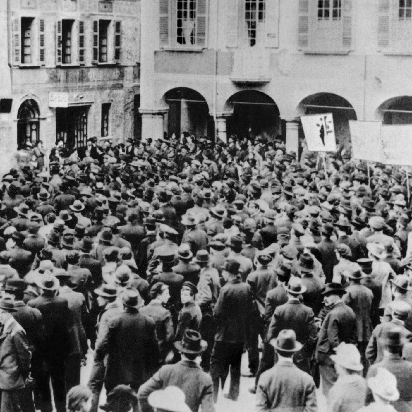Nel 1918, in occasione di uno sciopero generale svizzero, i lavoratori scioperanti si radunano in una piazza di Bellinzona