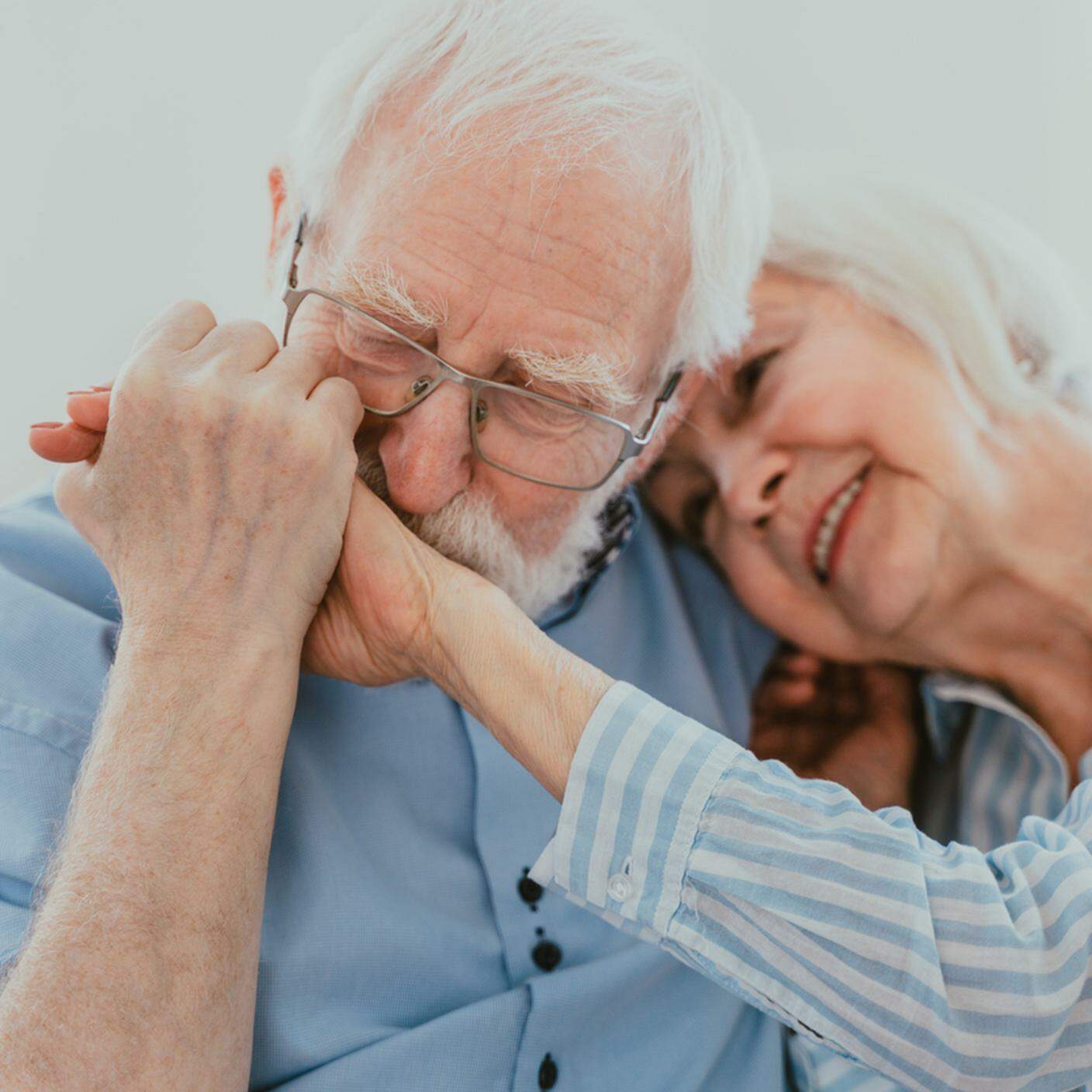 Coppia di anziani innamorata