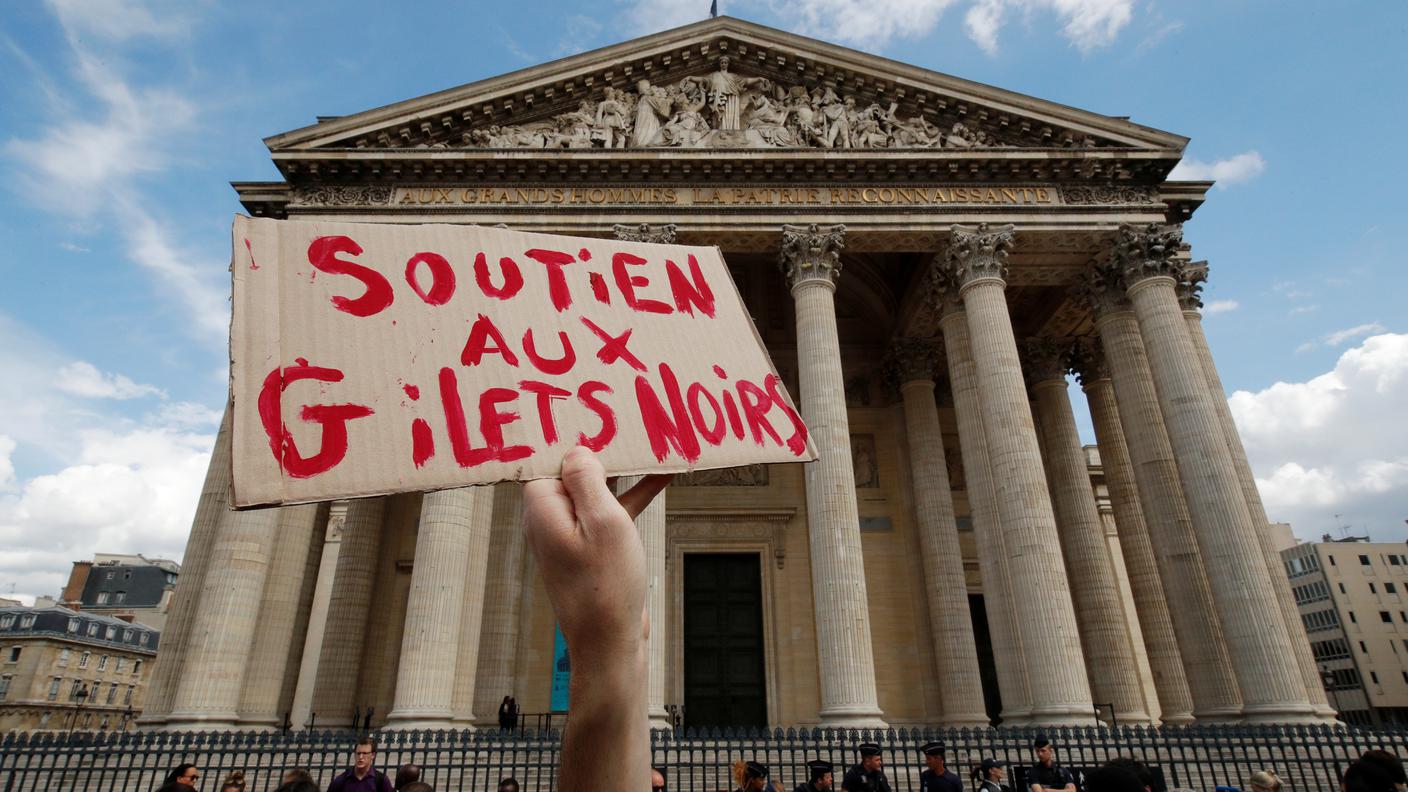 I gilets noirs occupano il Pantheon di Parigi
