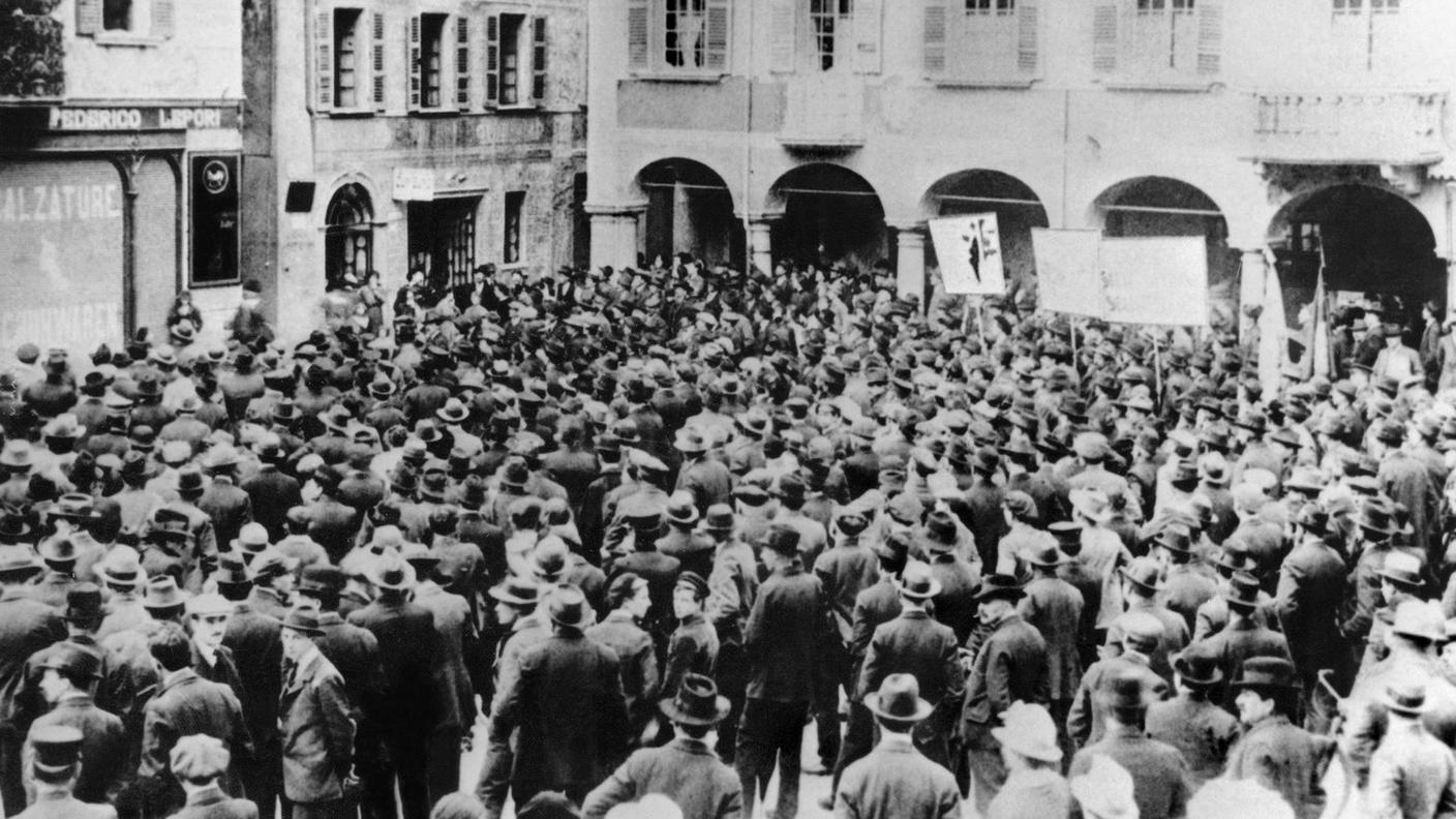 Nel 1918, in occasione di uno sciopero generale svizzero, i lavoratori scioperanti si radunano in una piazza di Bellinzona