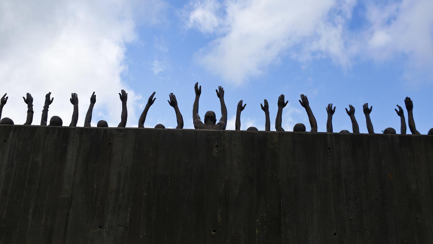 Statua "Raise Up", parte del nuovo memoriale della Pace e la Giustizia per onorare le migliaia di persone uccise in linciaggi razzisti