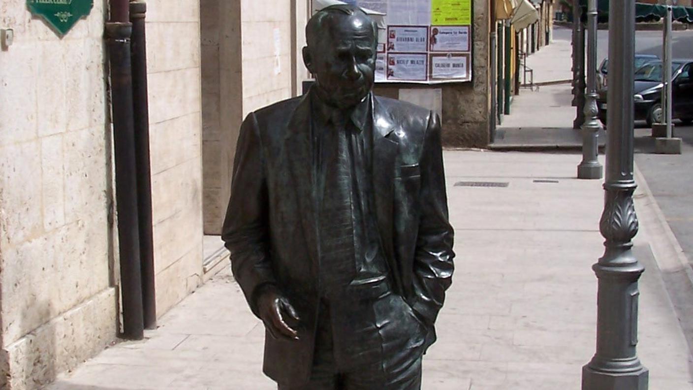 Statua di Leonardo Sciascia a Racalmuto