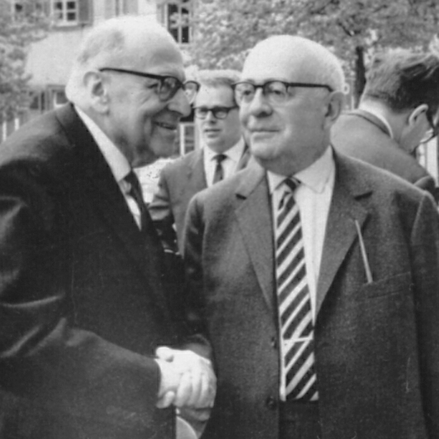 Max Horkheimer (sinistra) con Theodor Adorno (destra)