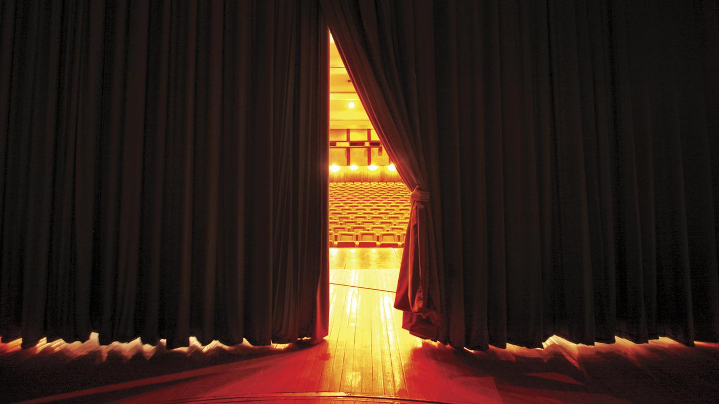 fare teatro amatoriale, palcoscenico, attori, scena