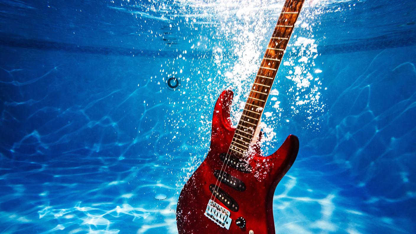 Sommersi dalla musica, chitarra, acqua