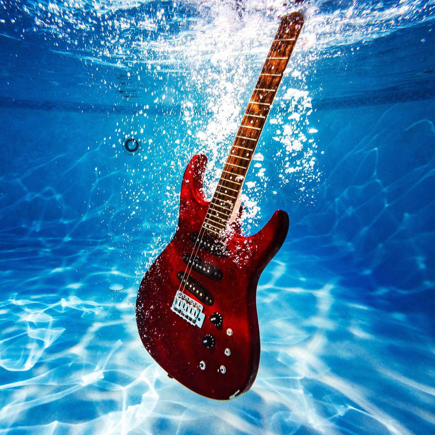 Sommersi dalla musica, chitarra, acqua