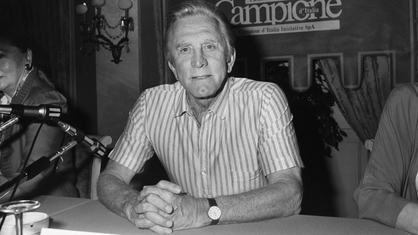 L'attore Kirk Douglas nella foto durante una conferenza stampa a Campione d'Italia, in Italia, nel 1989