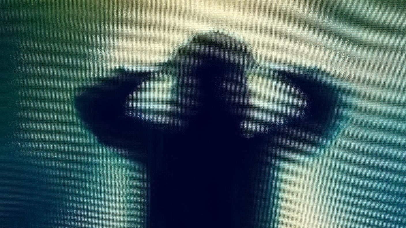 Il ruolo del whistlerblower, Spooky silhouette of depressed abused woman with hands on head 