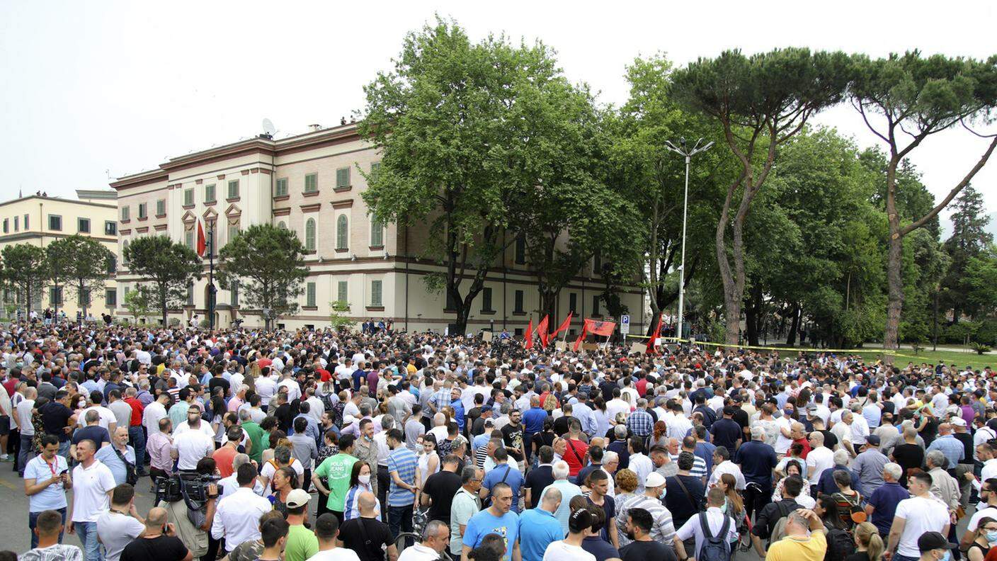 Manifestazione contro la demolizione dell'edificio del Teatro Nazionale a Tirana, 18 maggio 2020