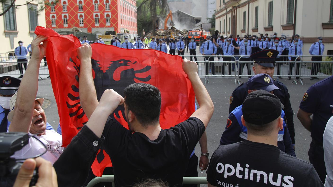 Manifestazione contro la demolizione dell'edificio del Teatro Nazionale a Tirana, 18 maggio 2020