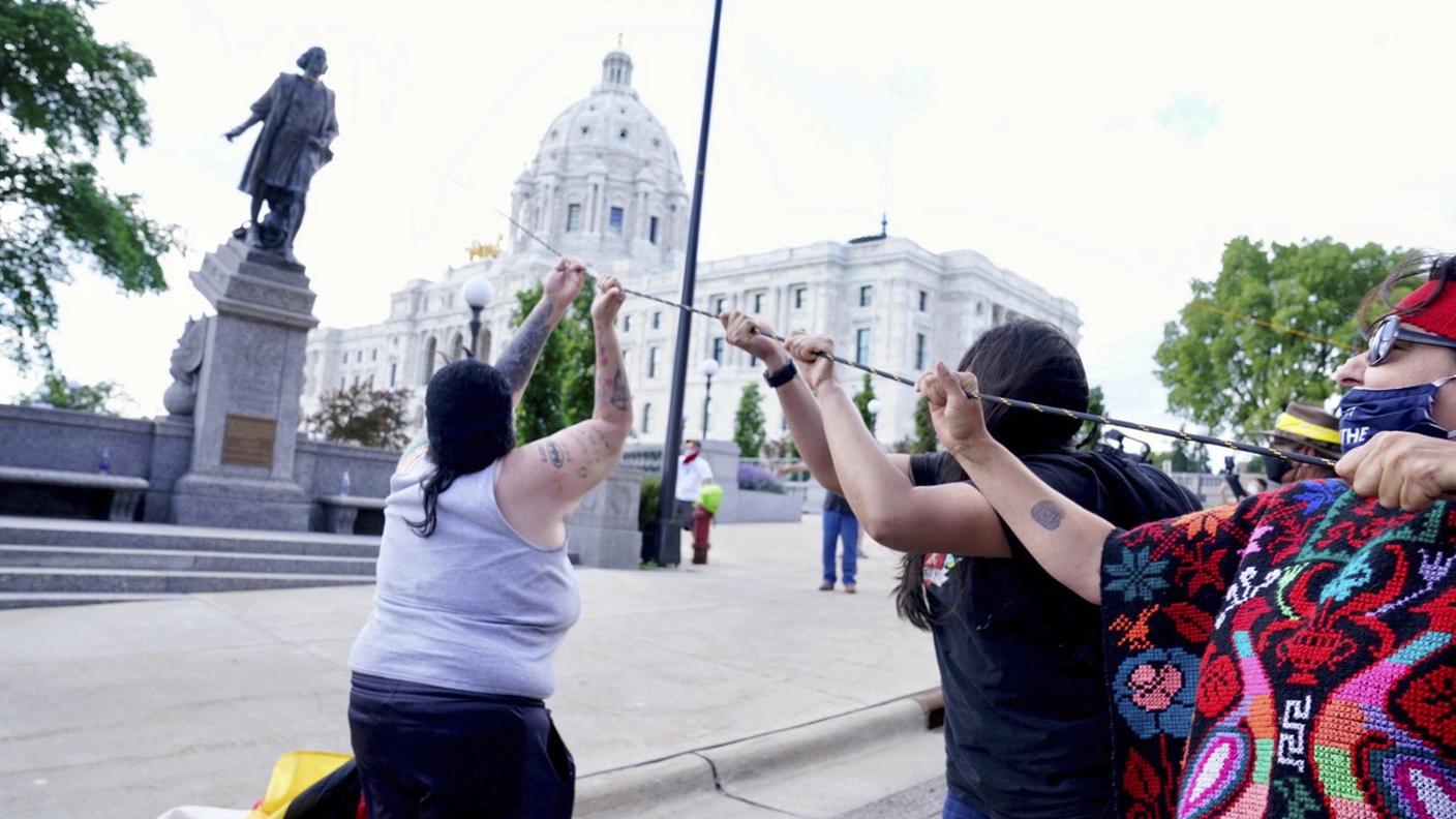 Proteste in America. Attivisti abbattono la statua di Cristoforo Colombo (Minneapolis, 10.06.2020)