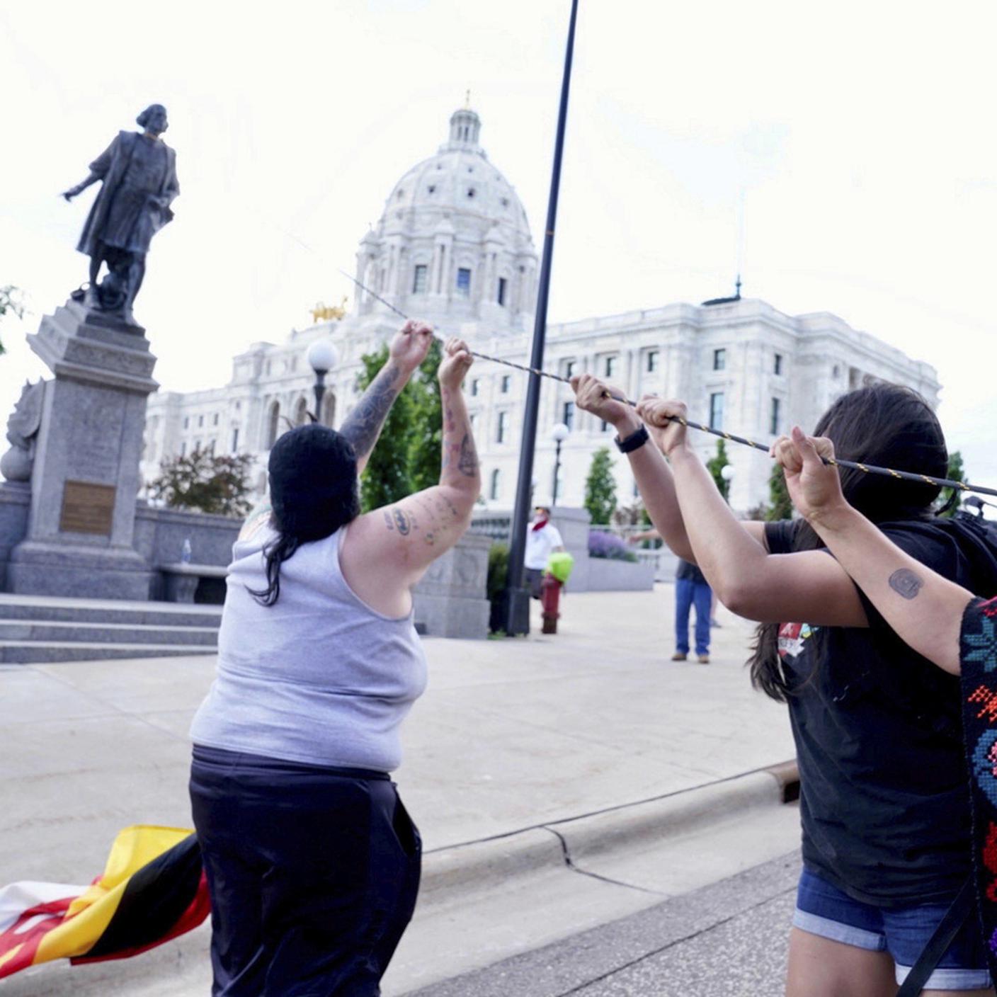 Proteste in America. Attivisti abbattono la statua di Cristoforo Colombo (Minneapolis, 10.06.2020)