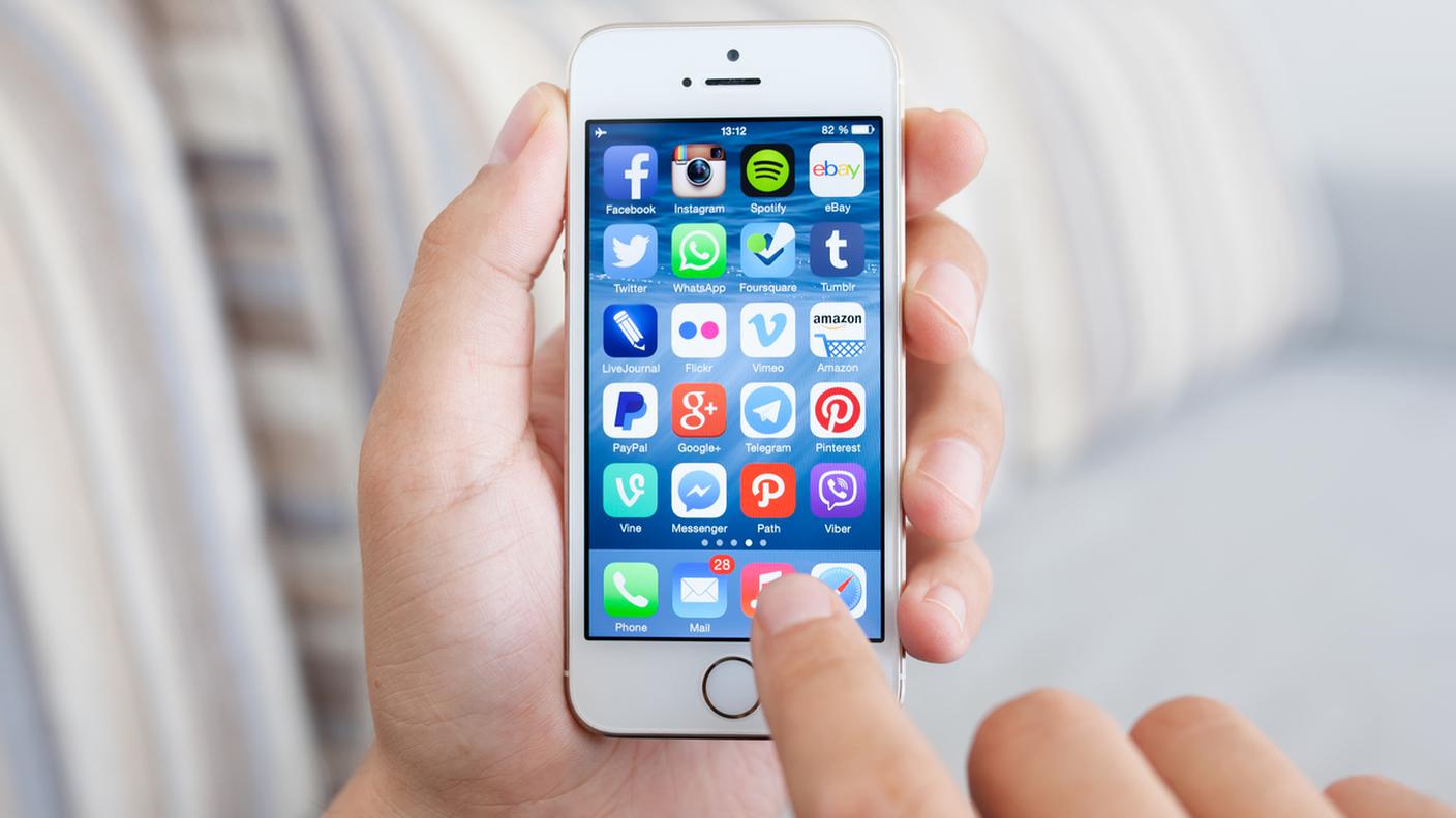 telefono apple con app google amazon facebook