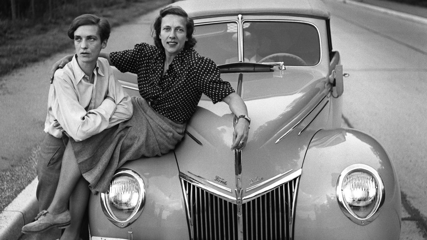 Annemarie Schwarzenbach, autrice e giornalista (a sinistra) ed Ella Maillart