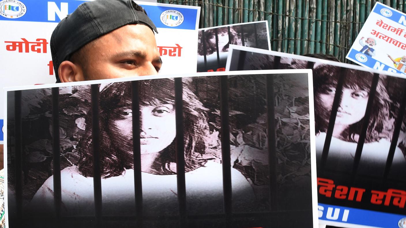 India protesta per l'arresto di Disha Ravi