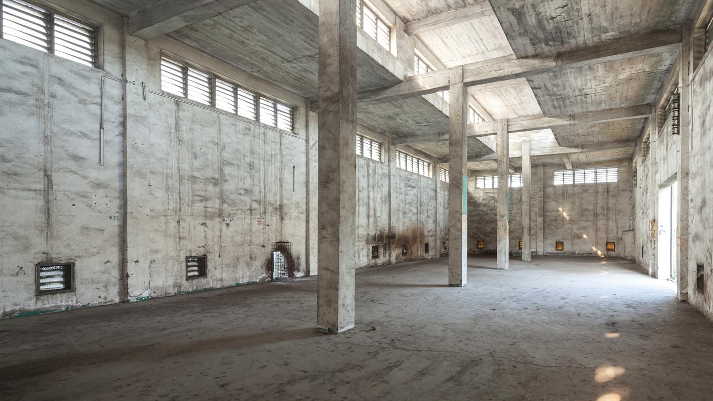 iStock-fabbrica abbandonata, area industriale in disuso