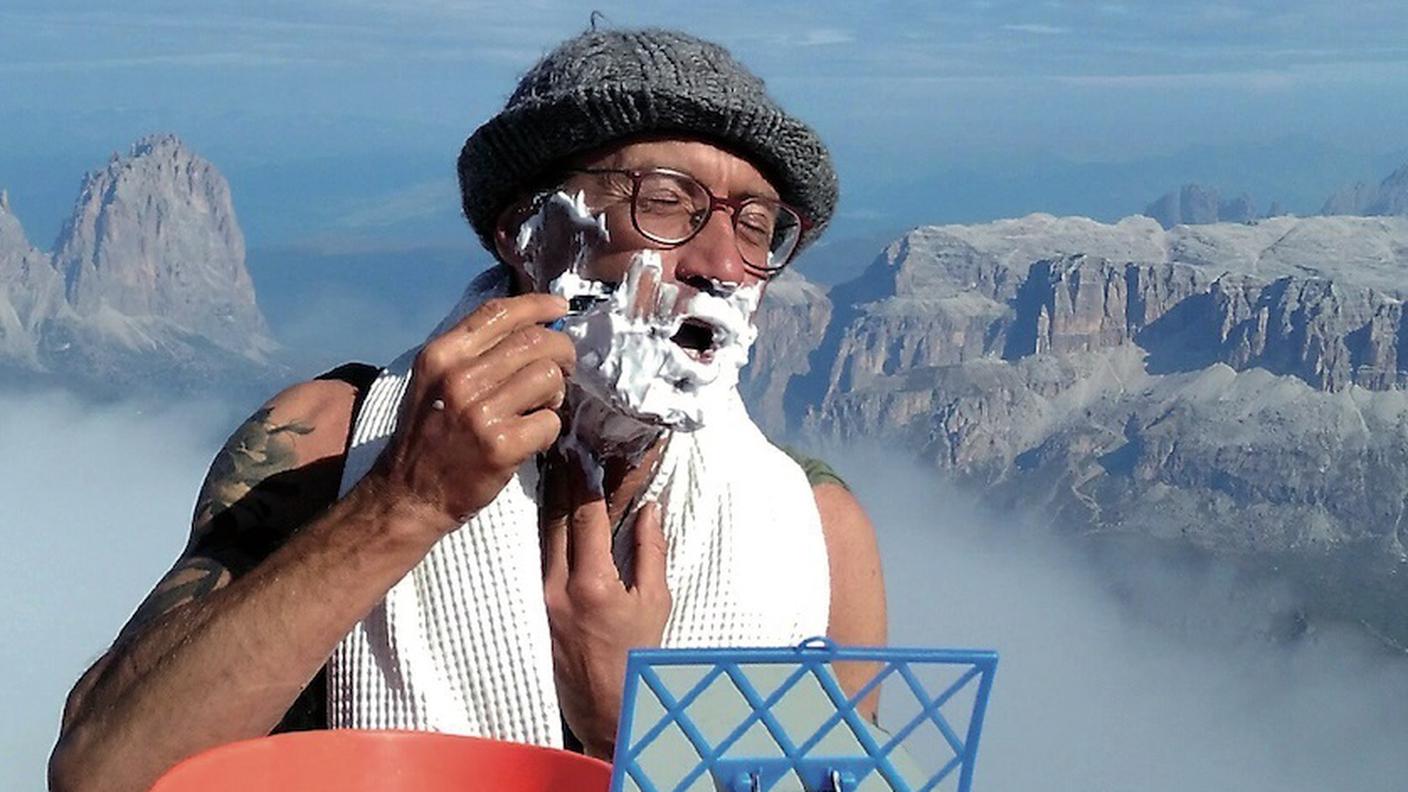 “La sentinella delle Dolomiti. La mia vita sulla Marmolada a 3343 metri d’altitudine” di Carlo Budel; Ediciclo (dettaglio copertina)